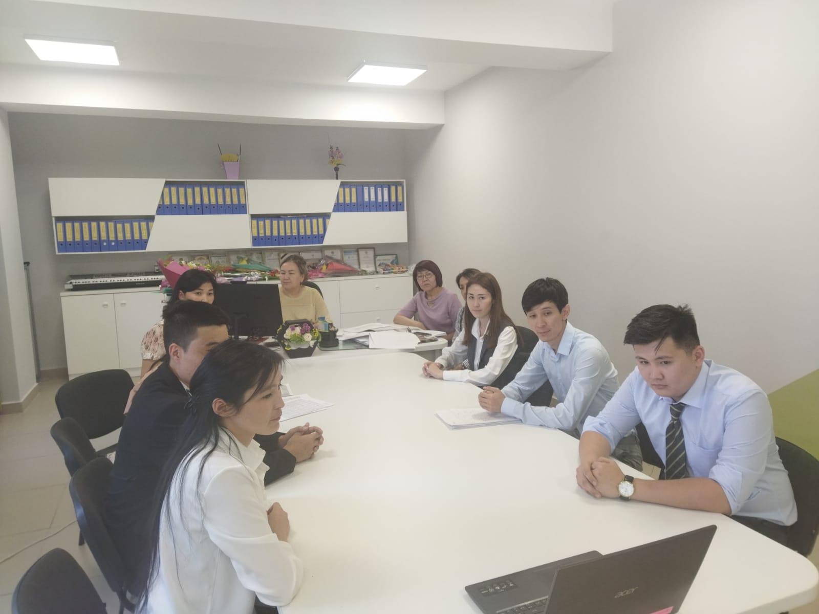 Мектеп ұжымы бірге  мемлекет басшымыздың жолдаудың естіді!